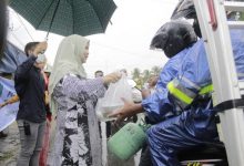 Meskipun Diguyur Hujan,TP PKK Tetap Semangat Berbagi Takjil kepada Pengguna Jalan