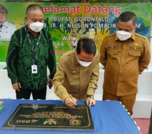 Tandatangai prasasti gedung arsip Bank Sulutgo Limboto