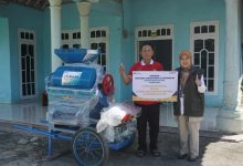 Petani Jagung di Lampung Terima Bantuan Pemipil Jagung dari BULOG