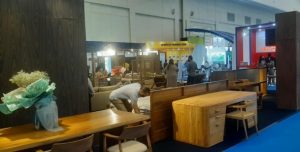 pomoi mebel dan kerajinan di mal alam sutera