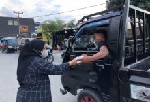 Diskominfotik Gorontalo Bagikan 100 Paket Takjil kepada Warga Kota Gorontalo