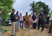 Bupati Nelson Tinjau Langsung Jembatan Putus Di Desa Upomela