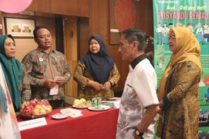 Nelson tinjau pameran iovasi kesehatan di Manado
