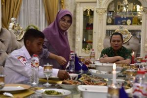 pemanjat tiang bendera hut RI ke 78 diundang makan malam oleh Penjagub Ismail
