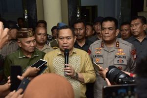 Ismail beri keterangan terkait dibakarnya kantor bupati