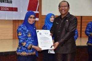 terima penghargaan inovator daerah