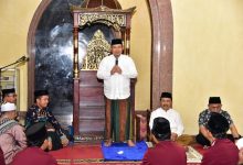 Penjagub Ismail Serahkan Dana Hibah Rp 50 Juta untuk Operasional Masjid Agung Baiturrahmah Boalemo,