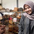 Dende Iba Putrisya Umar SH Wanita Muda yang Bertekad Bawa Anyaman Tradisi NTB  Melintasi Batas Geografi dan Imajinasi.