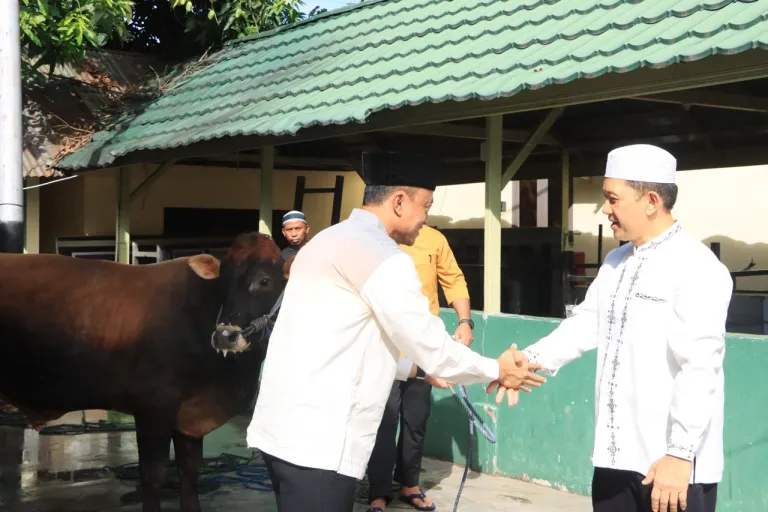 Berbagi Daging Kurban Bukti Nyata Kepedulian Sosial Polda Gorontalo kepada Masyarakat